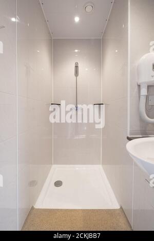 Une salle de douche attenante à l'auberge de jeunesse Cote Ghyll à Osmotherley, dans le North Yorkshire, au Royaume-Uni