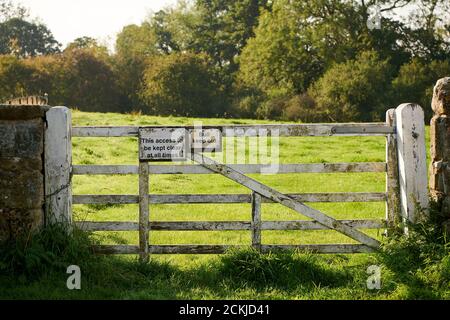 Panneau d'avertissement Bull in Field à la porte de l'abbaye de Byland, à Coxwold, dans le quartier de Ryedale, dans le North Yorkshire, en Angleterre, dans le parc national des Moors de North York Banque D'Images