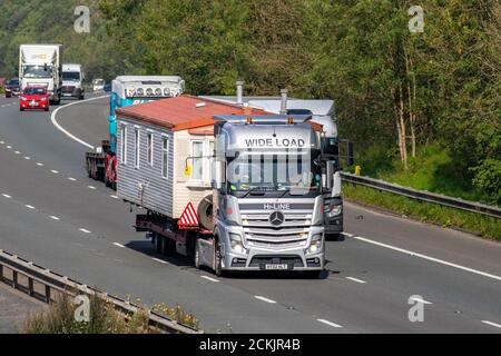 Mobile Home transport de grande charge camions de livraison dépassement de véhicules, camion, transport, Mercedes Benz camion, cargaison, Scania R420 véhicule, livraison de caravanes statiques, transport commercial, industrie, chaîne d'approvisionnement fret, sur la M6 à Lancaster, Royaume-Uni Banque D'Images