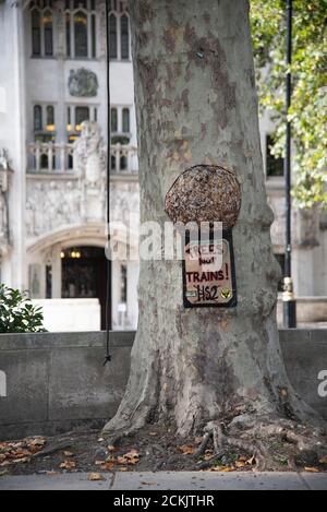 Londres, Royaume-Uni. 16 septembre 2020. Un signe de protestation contre le projet ferroviaire HS2 attaché à un arbre dans le centre de Londres, au Royaume-Uni, le 16 septembre 2020. C'est le jour 15 de l'extinction la protestation de la rébellion exigeant que le projet de loi d'urgence climatique et écologique (CEE) soit adopté par le gouvernement. Le projet de loi réduira les émissions de carbone du Royaume-Uni et tiendra une assemblée nationale des citoyens sur la crise. (Photo de Claire Doherty/Sipa USA) crédit: SIPA USA/Alay Live News Banque D'Images