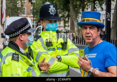 La police a placé un cordon lourd autour de la zone, ce qui le rend impossible de traverser la route dans de nombreux endroits - des manifestations en dehors du Parlement tandis que le gouvernement pousse à travers son projet de loi sur le marché intérieur qui établit des règles sur des domaines tels que la reconnaissance mutuelle pour maintenir le commerce transparent. Mais le projet de loi, de manière controversée, comprend également le pouvoir pour le gouvernement de modifier certaines parties de l'accord de retrait, signé par Boris Johnson et l'UE en janvier, comme des éléments liés à la prévention d'une frontière dure après le Brexit entre l'Irlande du Nord et la République d'Irlande. Banque D'Images