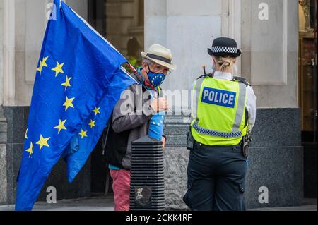 La police a placé un cordon lourd autour de la zone, ce qui le rend impossible de traverser la route dans de nombreux endroits - des manifestations en dehors du Parlement tandis que le gouvernement pousse à travers son projet de loi sur le marché intérieur qui établit des règles sur des domaines tels que la reconnaissance mutuelle pour maintenir le commerce transparent. Mais le projet de loi, de manière controversée, comprend également le pouvoir pour le gouvernement de modifier certaines parties de l'accord de retrait, signé par Boris Johnson et l'UE en janvier, comme des éléments liés à la prévention d'une frontière dure après le Brexit entre l'Irlande du Nord et la République d'Irlande. Banque D'Images