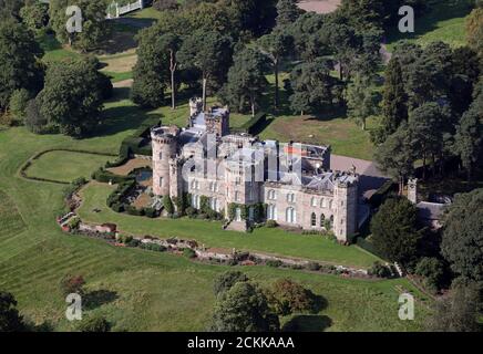 Vue aérienne du château de Cholmondeley et des jardins près de Malpas, Cheshire Banque D'Images