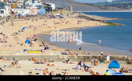 Lyme Regis, Dorset, Royaume-Uni. 16 septembre 2020. Météo au Royaume-Uni: Les visiteurs affluent à la station balnéaire de Lyme Regis profiter d'un autre après-midi de soleil de septembre chaud et de ciel bleu clair comme la mini vague de chaleur et 'Indian Summer' continue. Les conditions de sweltering insaisonnières se poursuivront cette semaine. Credit: Celia McMahon/Alamy Live News Banque D'Images