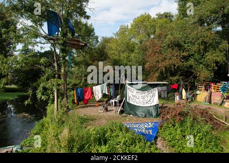 Denham, Buckinghamshire, Royaume-Uni. 11 septembre 2020. Les protecteurs d'arbres et les militants écologistes poursuivent leur lutte contre la destruction causée par la liaison HS2 High Speed Rail de Londres à Birmingham. Ils campent dans les bois et protègent les arbres affectés à la destruction par HS2 à côté de la rivière Colne dans le parc régional de la vallée de Colne à Denham. Crédit : Maureen McLean/Alay Banque D'Images