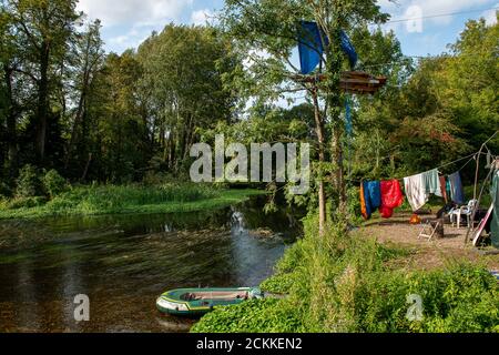 Denham, Buckinghamshire, Royaume-Uni. 11 septembre 2020. Les protecteurs d'arbres et les militants écologistes poursuivent leur lutte contre la destruction causée par la liaison HS2 High Speed Rail de Londres à Birmingham. Ils campent dans les bois et protègent les arbres affectés à la destruction par HS2 à côté de la rivière Colne dans le parc régional de la vallée de Colne à Denham. Crédit : Maureen McLean/Alay Banque D'Images