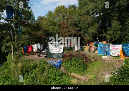 Denham, Buckinghamshire, Royaume-Uni. 11 septembre 2020. Les protecteurs d'arbres et les militants écologistes poursuivent leur lutte contre la destruction causée par la liaison HS2 High Speed Rail de Londres à Birmingham. Ils campent dans les bois et protègent les arbres affectés à la destruction par HS2 à côté de la rivière Colne dans le parc régional de la vallée de Colne à Denham. Crédit : Maureen McLean/Alay Banque D'Images