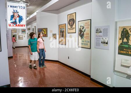 Newport News Virginia, Virginia War Museum, histoire exposition collection afficher affiches Armée Navy militaire, adolescents adolescents garçon fille recherche, visiteurs Banque D'Images