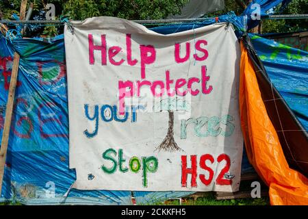 Denham, Buckinghamshire, Royaume-Uni. 11 septembre 2020. Les protecteurs d'arbres et les militants écologistes poursuivent leur lutte contre la destruction causée par la liaison HS2 High Speed Rail de Londres à Birmingham. Ils campent dans les bois et protègent les arbres affectés à la destruction par HS2 à côté de la rivière Colne dans le parc régional de la vallée de Colne à Denham. Crédit : Maureen McLean/Alay Banque D'Images