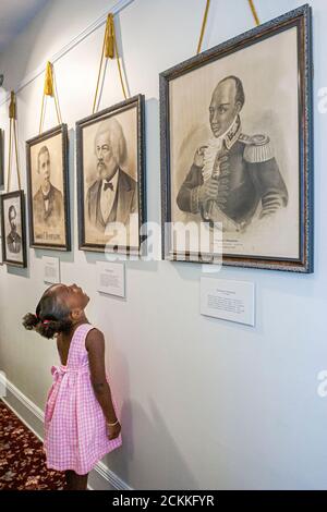 Virginia Newport News The Newsome House, Black African Girls girl minorité, histoire historique collection exposition look regardant Banque D'Images