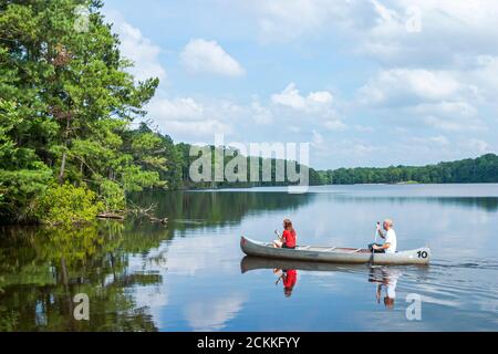 Virginia Newport News Park récréation nature paysage naturel, homme femme couple canot bateau paddle pagayer eau Beaverdam Creek, Banque D'Images