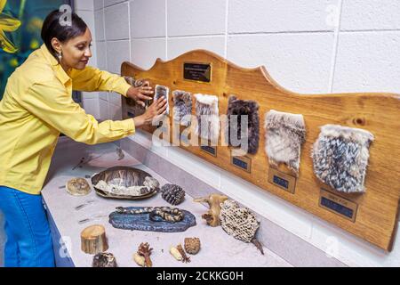 Virginia Newport News Centre de découverte, intérieur, mains sur exposition toucher OK, Black African femme visiteur, Banque D'Images