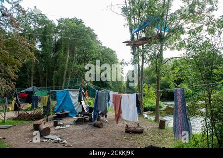 Denham, Buckinghamshire, Royaume-Uni. 11 septembre 2020. Les protecteurs d'arbres et les militants écologistes poursuivent leur lutte contre la destruction causée par la liaison HS2 High Speed Rail de Londres à Birmingham. Ils campent dans les bois et protègent les arbres affectés à la destruction par HS2 à côté de la rivière Colne dans le parc régional de la vallée de Colne à Denham. Crédit : Maureen McLean/Alay Banque D'Images