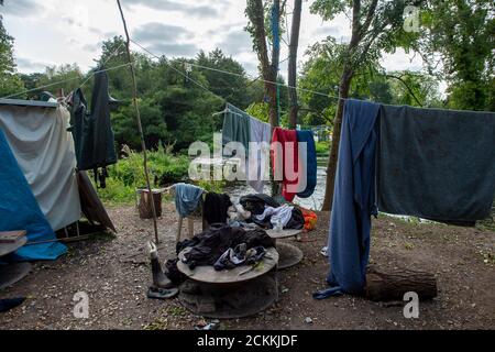 Denham, Buckinghamshire, Royaume-Uni. 11 septembre 2020. Les protecteurs d'arbres et les militants écologistes poursuivent leur lutte contre la destruction causée par la liaison HS2 High Speed Rail de Londres à Birmingham. Ils campent dans les bois et protègent les arbres affectés à la destruction par HS2 à côté de la rivière Colne dans le parc régional de la vallée de Colne à Denham. Crédit : Maureen McLean/Alay Banque D'Images