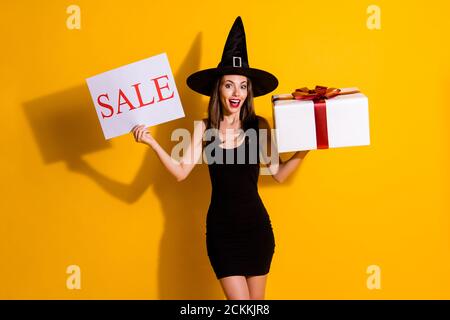 Portrait d'elle jolie jolie jolie jolie petite tricherie gaie lady wizard tenant dans les mains carte vente boîte-cadeau congrats salutations isolé sur Banque D'Images