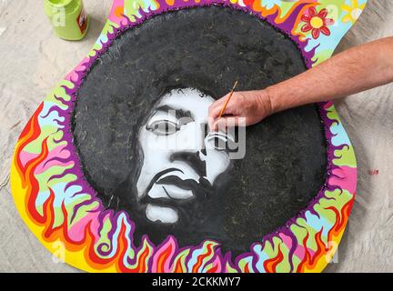 Fareham, Hampshire, Royaume-Uni. 16 septembre 2020. Un artiste du Hampshire a créé une œuvre d'art accrocheuse pour marquer le 50e anniversaire de la mort de Jimi Hendrix. Debout à plus de 7 pieds de haut en forme de guitare stratocraster d'aile, l'œuvre a été créée par l'artiste Innes Marlow pour rendre hommage au musicien légendaire qui est décédé le 18 septembre 1970. Credit Stuart Martin/Alay Live News Banque D'Images