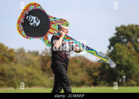 Fareham, Hampshire, Royaume-Uni. 16 septembre 2020. Un artiste du Hampshire a créé une œuvre d'art accrocheuse pour marquer le 50e anniversaire de la mort de Jimi Hendrix. Debout à plus de 7 pieds de haut en forme de guitare stratocraster d'aile, l'œuvre a été créée par l'artiste Innes Marlow pour rendre hommage au musicien légendaire qui est décédé le 18 septembre 1970. Credit Stuart Martin/Alay Live News Banque D'Images