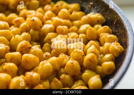 Cuisson des pois chiches avec des épices dans une casserole, gros plan Banque D'Images