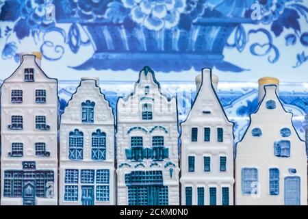 Rangée de maisons de souvenirs hollandaises bleu Delft avec un ancien plaque en arrière-plan Banque D'Images