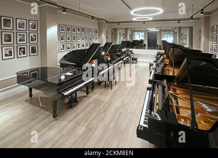 Les grands pianos Steinway exposés dans une salle d'exposition du centre de Londres. Les modèles présentés coûtent entre 50,000 et 150,000 £ Banque D'Images