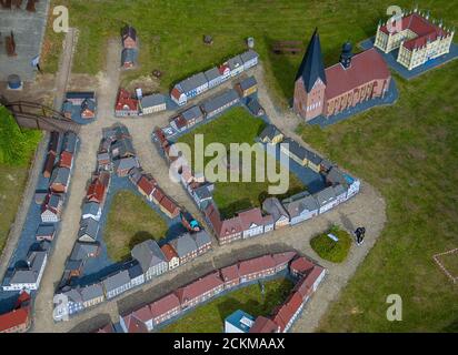 10 septembre 2020, Mecklembourg-Poméranie occidentale, Bützow: Les visiteurs sont en mouvement dans la ville miniature de Bützow. (Vue aérienne avec un drone) depuis 1995, le centre historique de la petite ville près de Rostock a été reconstruit sur une échelle de 1:10. Déjà 145 maisons ont été construites, il est prévu de reconstruire un total de 240 bâtiments fidèles à l'original dans l'état de 1850 à 1910. Photo: Jens Büttner/dpa-Zentralbild/ZB Banque D'Images