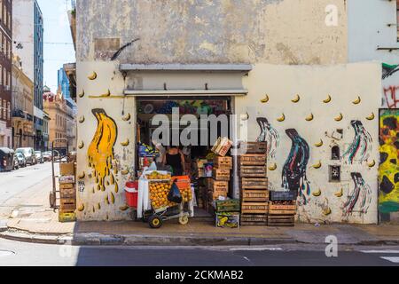 Magasin de fruits dans un coin à Buenos Aires, Argentine Banque D'Images