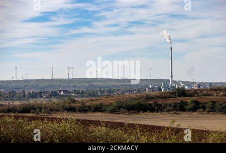 03 septembre 2020, Saxe-Anhalt, Höhnstedt: La cheminée de 170 mètres de haut de Romonta GmbH est clairement visible depuis le plateau de Höhnstedt. La société produit de la cire industrielle (cire de montan) à partir de lignite et exploite la mine à ciel ouvert Amsdorf à cette fin. Photo: Jan Woitas/dpa-Zentralbild/dpa Banque D'Images