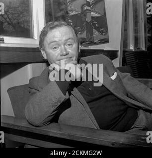 Charlie Drake, comédien, écrivain et star de la télévision, sourit pour la caméra en 1965 Banque D'Images