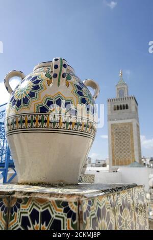 Poterie tunisienne devant la mosquée Ez Zitouna ou Al Zaytuna dans la médina de la vieille ville de Tunis au nord de la Tunisie en Afrique du Nord, Tunisie Banque D'Images