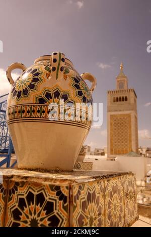 Poterie tunisienne devant la mosquée Ez Zitouna ou Al Zaytuna dans la médina de la vieille ville de Tunis au nord de la Tunisie en Afrique du Nord, Tunisie Banque D'Images