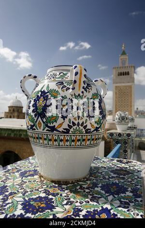 Poterie tunisienne devant la mosquée Ez Zitouna ou Al Zaytuna dans la médina de la vieille ville de Tunis au nord de la Tunisie en Afrique du Nord, Tunisie Banque D'Images