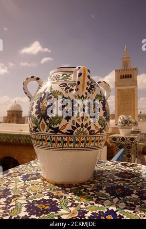 Poterie tunisienne devant la mosquée Ez Zitouna ou Al Zaytuna dans la médina de la vieille ville de Tunis au nord de la Tunisie en Afrique du Nord, Tunisie Banque D'Images