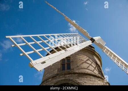 La tour en pierre voûtée unique du moulin à vent de Chesterton sur un Jour d'été ensoleillé - Warwickshire Royaume-Uni Banque D'Images