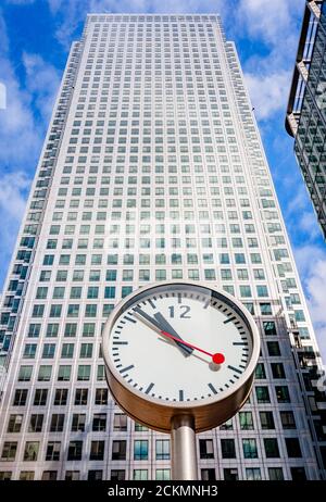 Une tour de Canada Square ou Canary Wharf et une horloge Le quartier financier de Canary Wharf est de Londres Banque D'Images