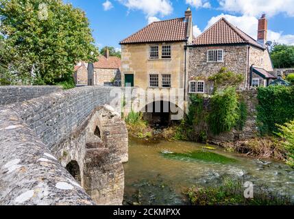 Pont et Bridge House au-dessus de la rivière Chew à Pensford Près de Bath Somerset Royaume-Uni Banque D'Images