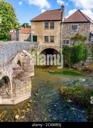 Pont et Bridge House au-dessus de la rivière Chew à Pensford Près de Bath Somerset Royaume-Uni Banque D'Images