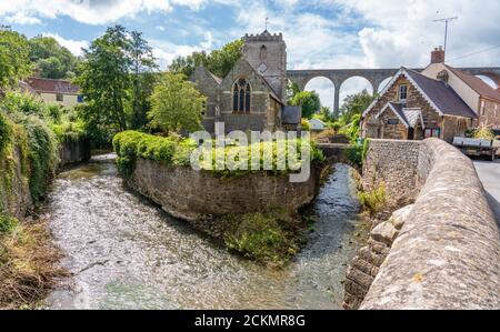 La rivière Chew avec St Thomas Becket une église et le viaduc de Pensford dans le village de Pensford près de Bath dans le Somerset UK Banque D'Images