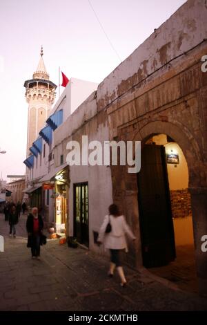 La mosquée Youssef Dey dans la médina de la vieille ville de Tunis au nord de la Tunisie en Afrique du Nord, Tunisie, Sidi Bou Sair, mars 2009 Banque D'Images