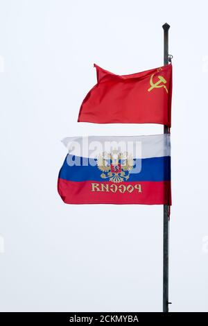 MOURMANSK, RUSSIE - 2017 JUIN 28. Drapeau russe de l'URSS et drapeau russe avec Eagle Banque D'Images