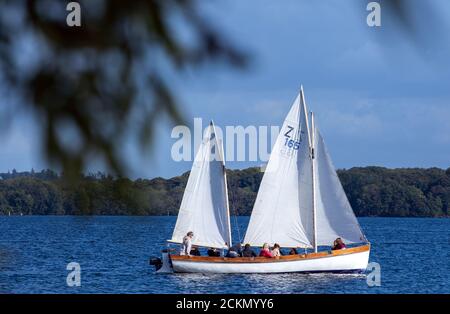 Schwerin, Allemagne. 10 septembre 2020. Un bateau à voile pour de petites excursions navigue sur le lac Schwerin. Credit: Jens Büttner/dpa-Zentralbild/ZB/dpa/Alay Live News Banque D'Images