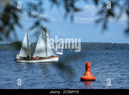 Schwerin, Allemagne. 10 septembre 2020. Un bateau à voile pour de petites excursions navigue sur le lac Schwerin. Credit: Jens Büttner/dpa-Zentralbild/ZB/dpa/Alay Live News Banque D'Images