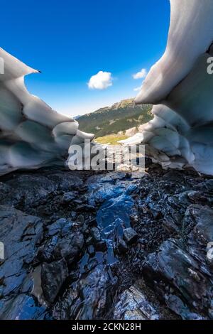 Le plafond s'est effondré sur la grotte de glace, créée où le ruisseau fond la neige sous un champ de neige, sur Heliotrope Ridge sur les pentes du mont Baker, le mont Baker-Snoqua Banque D'Images