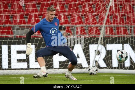 Dean Henderson, gardien de but d'Angleterre, se réchauffe lors du match de la Ligue des Nations de l'UEFA 2, League A au stade Parken, à Copenhague. Banque D'Images