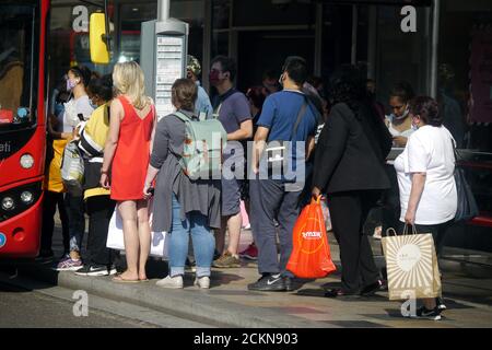 Londres, Royaume-Uni. 16 septembre 2020. Absence de distanciation sociale à la file d'attente d'autobus à Clapham Junction, Battersea après que le gouvernement annonce la règle de six. Credit: JOHNNY ARMSTEAD/Alamy Live News Banque D'Images