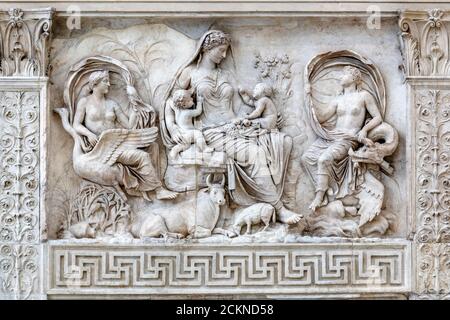 Panneau de Tellus, autel Ara Pacis de la paix d'Augustan, Musée d'Ara Pacis, Rome, Latium, Italie Banque D'Images