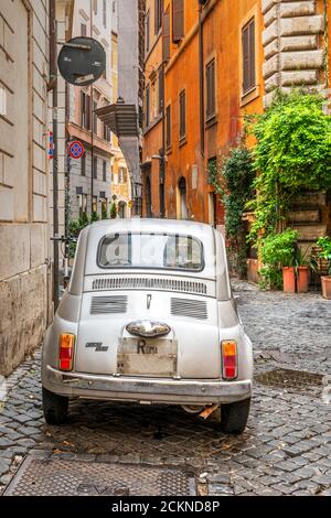 Ancienne voiture classique Fiat 500 garée dans une rue pavée de Rome, Lazio, Italie Banque D'Images