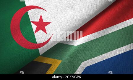 Algérie et Afrique du Sud deux drapeaux tissu textile, texture textile Banque D'Images