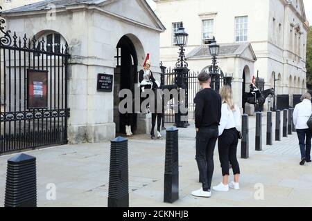 Londres, Royaume-Uni. 10 septembre 2020. Deux soldats des gardes de la vie de la Reine vus à l’entrée de la parade des gardes du cheval en service avec seulement peu de spectateurs pendant la pandémie du coronavirus ( Covid-19 ) sur Whitehall déserté et vide. Credit: Joekuis / Alamy News Banque D'Images