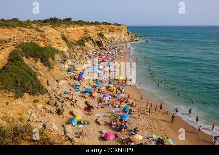 Calas de Roche, plage bondée dans la province de Cadix, Espagne Banque D'Images