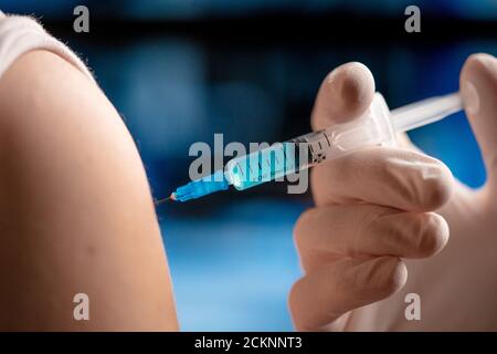 Doctor giving patient vaccin, l'influenza tourné ou prendre de sang avec l'aiguille. Infirmière à l'injection ou la seringue. La médecine, l'insuline ou vaccinati Banque D'Images